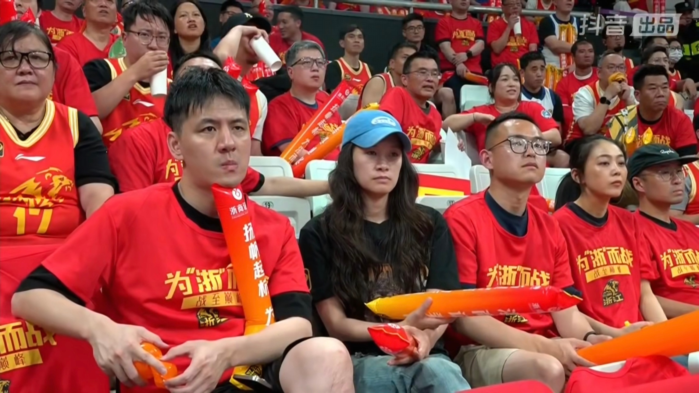 作为球迷就是要时刻和球队站在一起，周二继续捍卫主场，我不知道你们还会不会去，反正