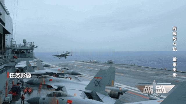 歼15飞行员雨中盲操安全着舰有种安心叫人民子弟兵八一建军节致敬舰载卫士暴雨锁海，
