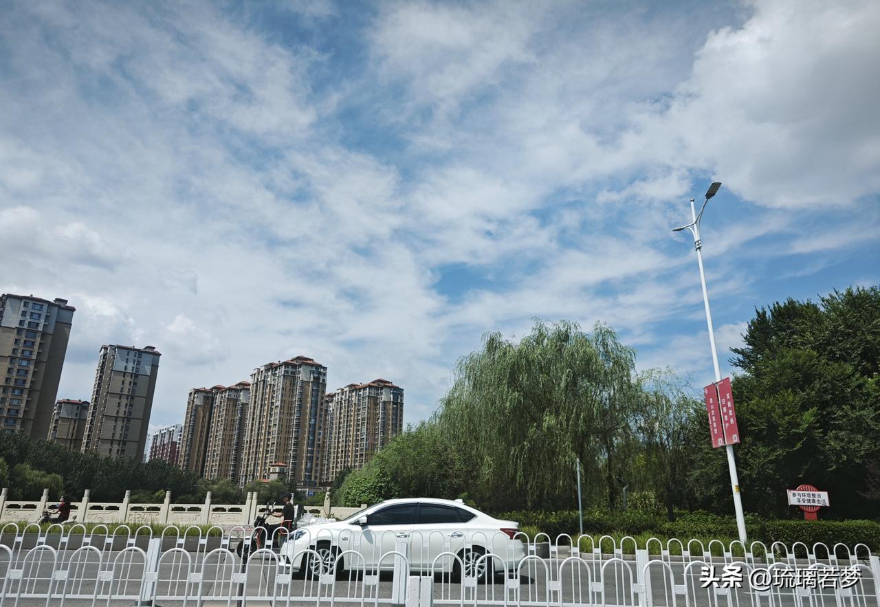 漫步家乡街头，随手拍下城市风光，平凡日常，处处皆是生活的美好。这话说得真不假，可