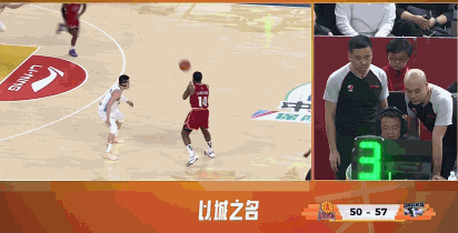 迪亚洛突破被翟晓川脚绊到，山西队立刻挑战，要求升级违体！裁判回看后，挑战失败，维