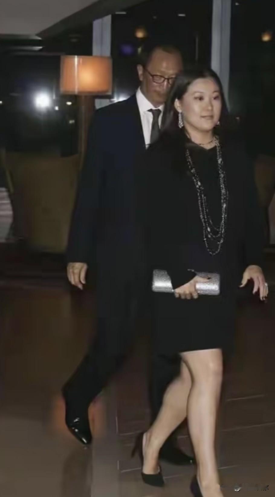 伏明霞真正做到于喧嚣处自持，于平淡中笃定。年少站上跳水世界之巅，见过鲜花与风浪，