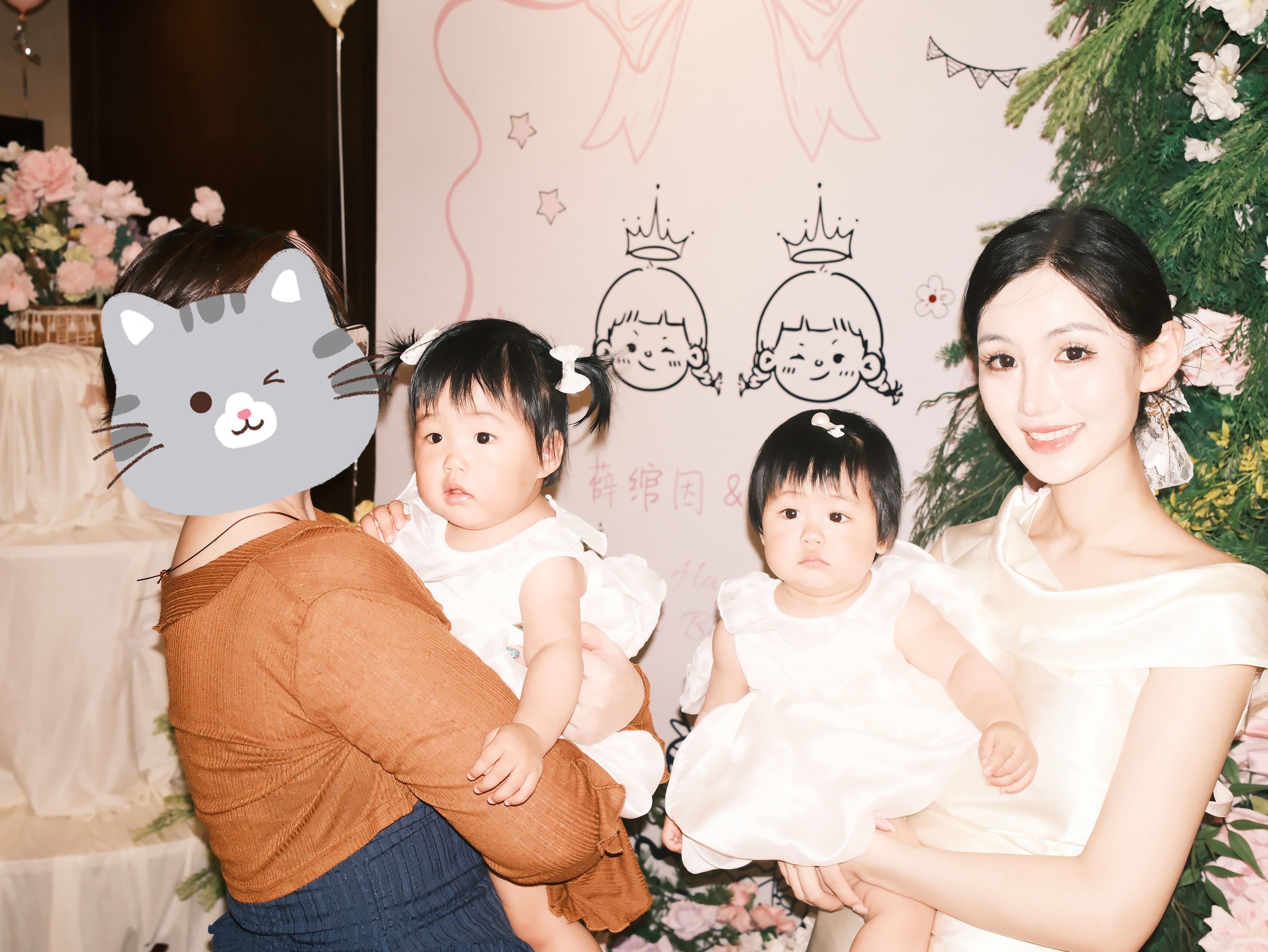 绾绾作为时尚单品给我们所有人抱着拍照本来想给我爸妈和屈阿姨也打个码但想了想每天剪