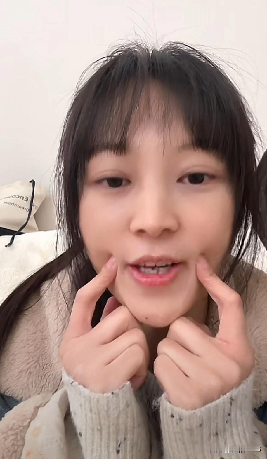 35岁的呆呆还未婚，直播间快变成了婚姻介绍所了。呆呆闺蜜出镜了。
[福]昨晚的直