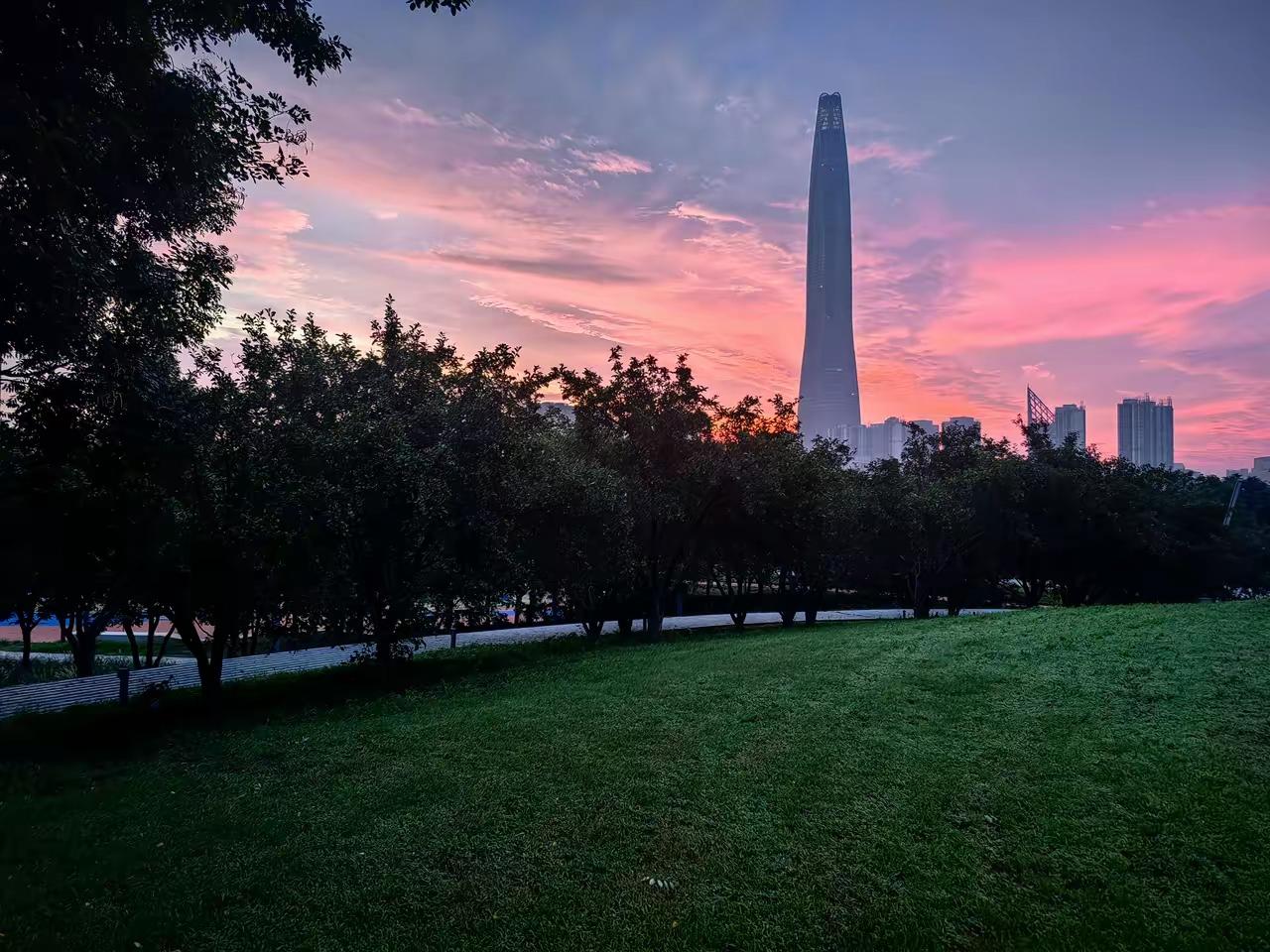 发现了一个现象，现在有好多征文比赛，都是没有奖金的，发一张证书了事。空手套白狼。