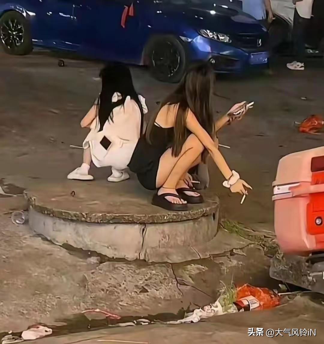 辍学少女乱象：失学问题背后家庭与社会的双重困境
照片里两名年轻女孩蹲坐在路边井盖