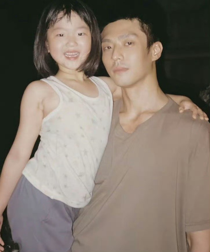 等我变小了也要陈靖可抱我陈靖可无技巧全是纯帅，超绝身材比例搭配俊朗脸部线条，少年