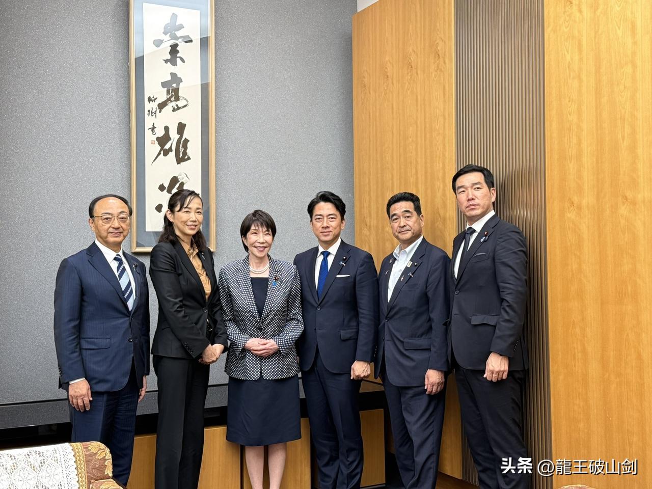 高市早苗的座右铭。日本防卫大臣小泉进次郎和横滨市长等人到首相官邸拜会高市早苗，众