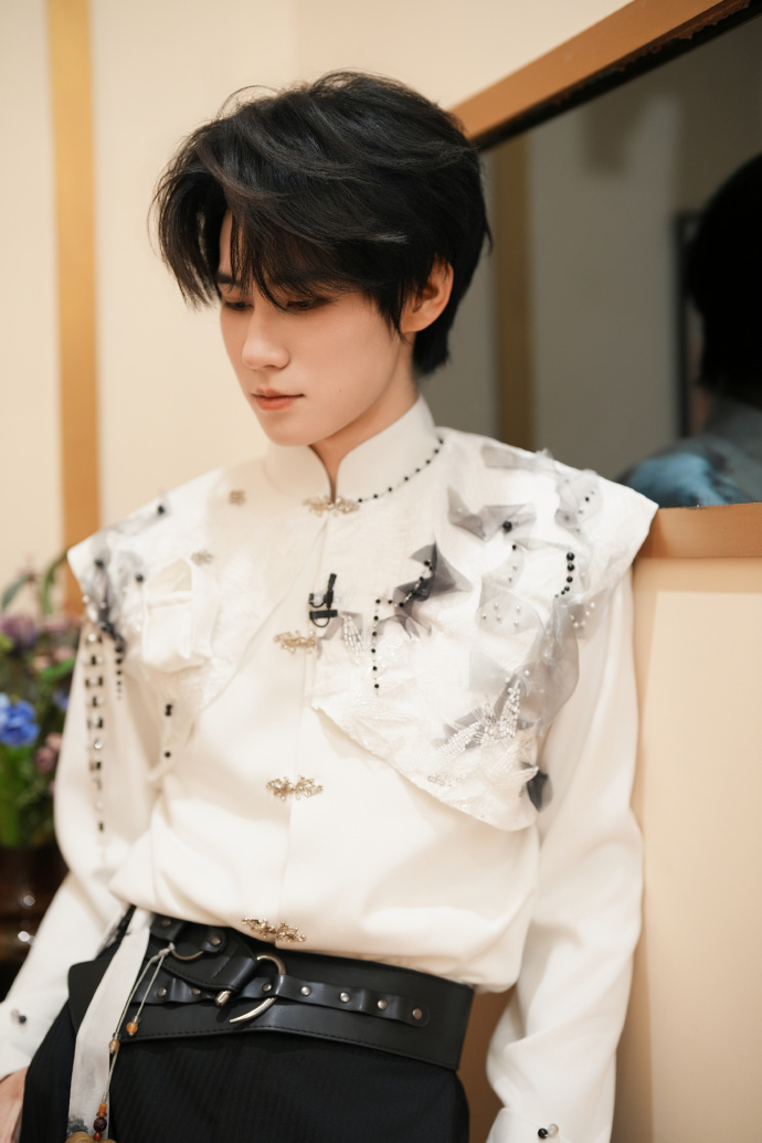 张真源吃饭戴围兜张真源吃饭戴上围兜，反差感直接拉满，可爱值疯狂飙升，谁能拒绝这么
