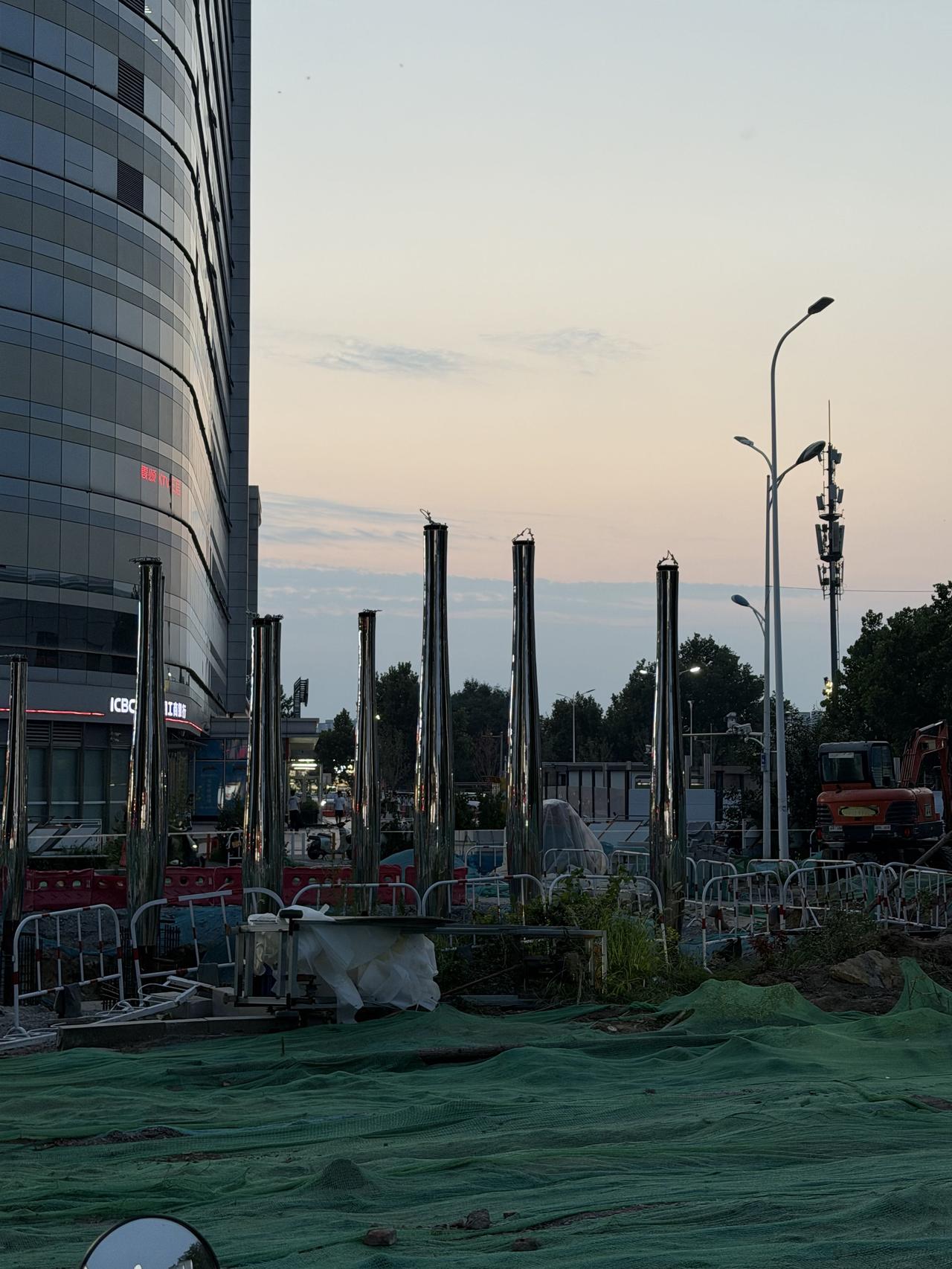 北京通州九棵树地铁站门前这几根柱子是干什么用的？通州标志性建筑 通州九棵树地块 