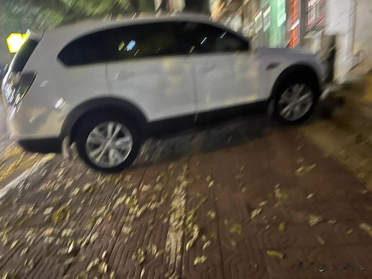  今晚上院里面一向脾气很好的一对夫妻，今天晚上出去逛回来，给我们抱怨说，现在个别