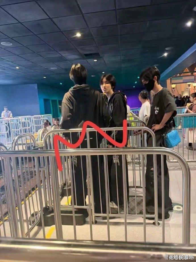 左奇函陈奕恒在港迪被偶遇左奇函陈奕恒一起去了迪士尼 香港迪士尼偶遇路透引发热议，