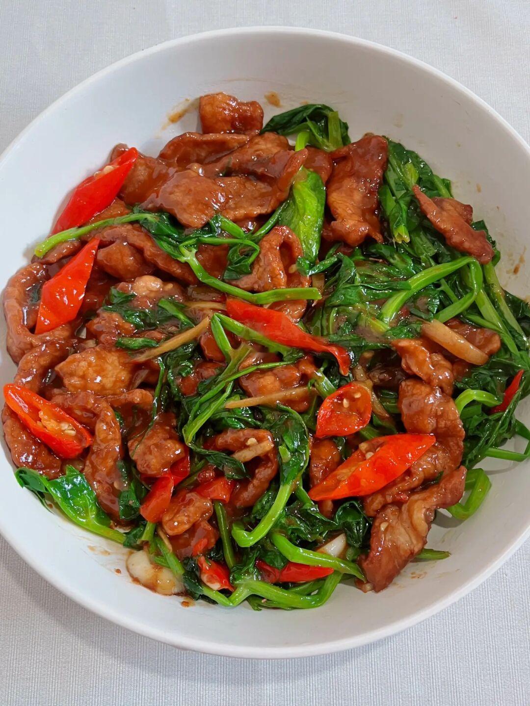 今天吃什么？巨巨巨巨巨香的豌豆尖炒滑肉🤤~