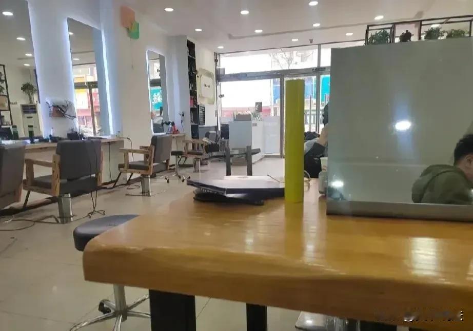 今天我确实感到吃惊！我深刻地感受到，普通人手头真的很紧张了！

马上就要过年了，