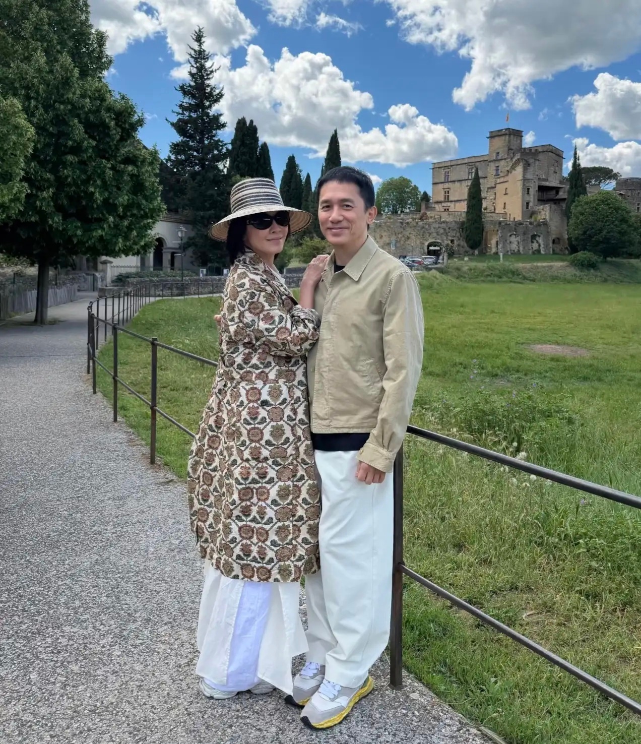 63岁梁朝伟和老婆刘嘉玲现身法国乡下度假，夫妻俩一起到酒庄品红酒，悠闲地度过午后