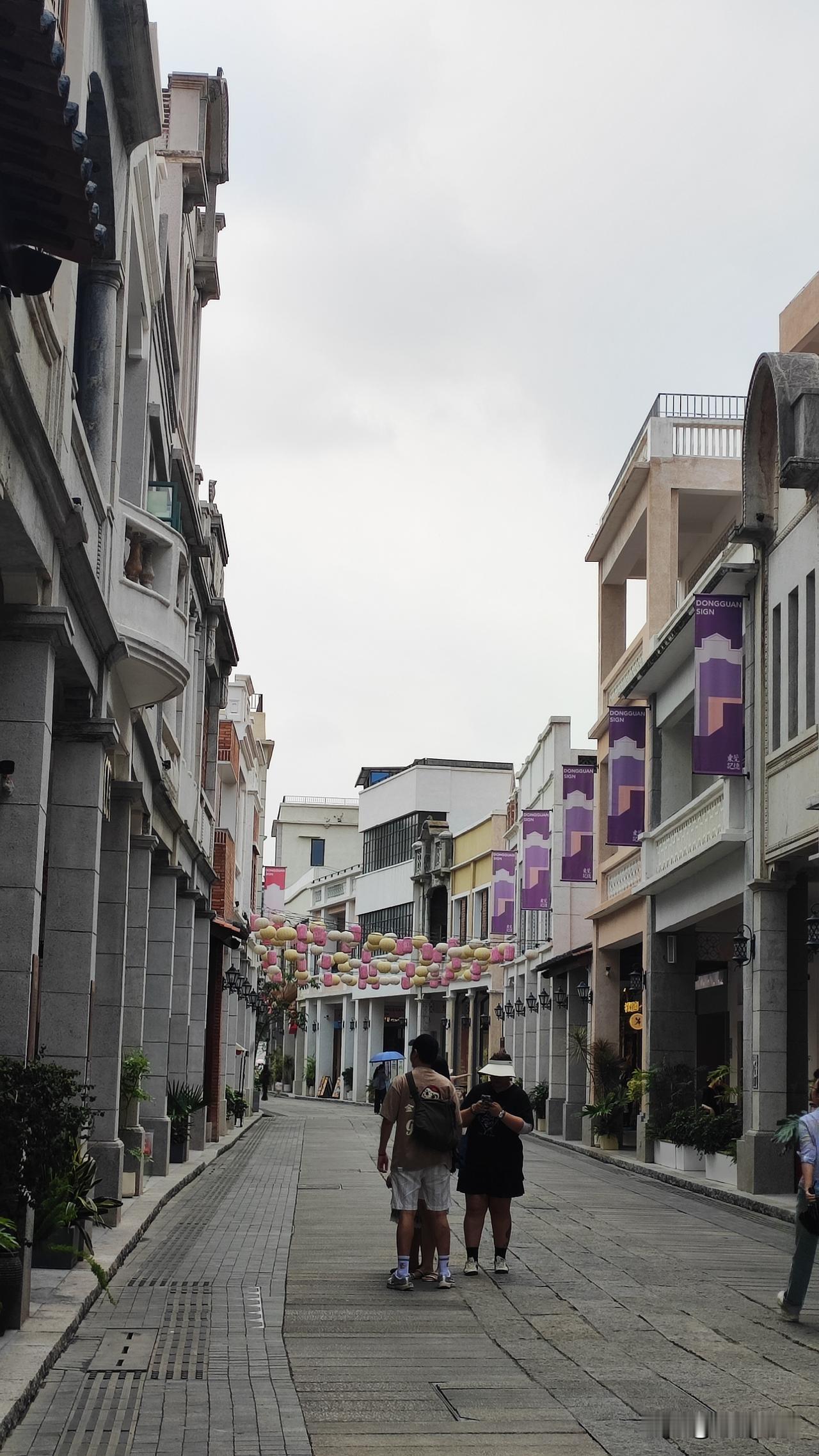 东莞记忆，
古城新颜。
特色店铺，
鳞次栉比。
人流穿梭，
热闹非凡。