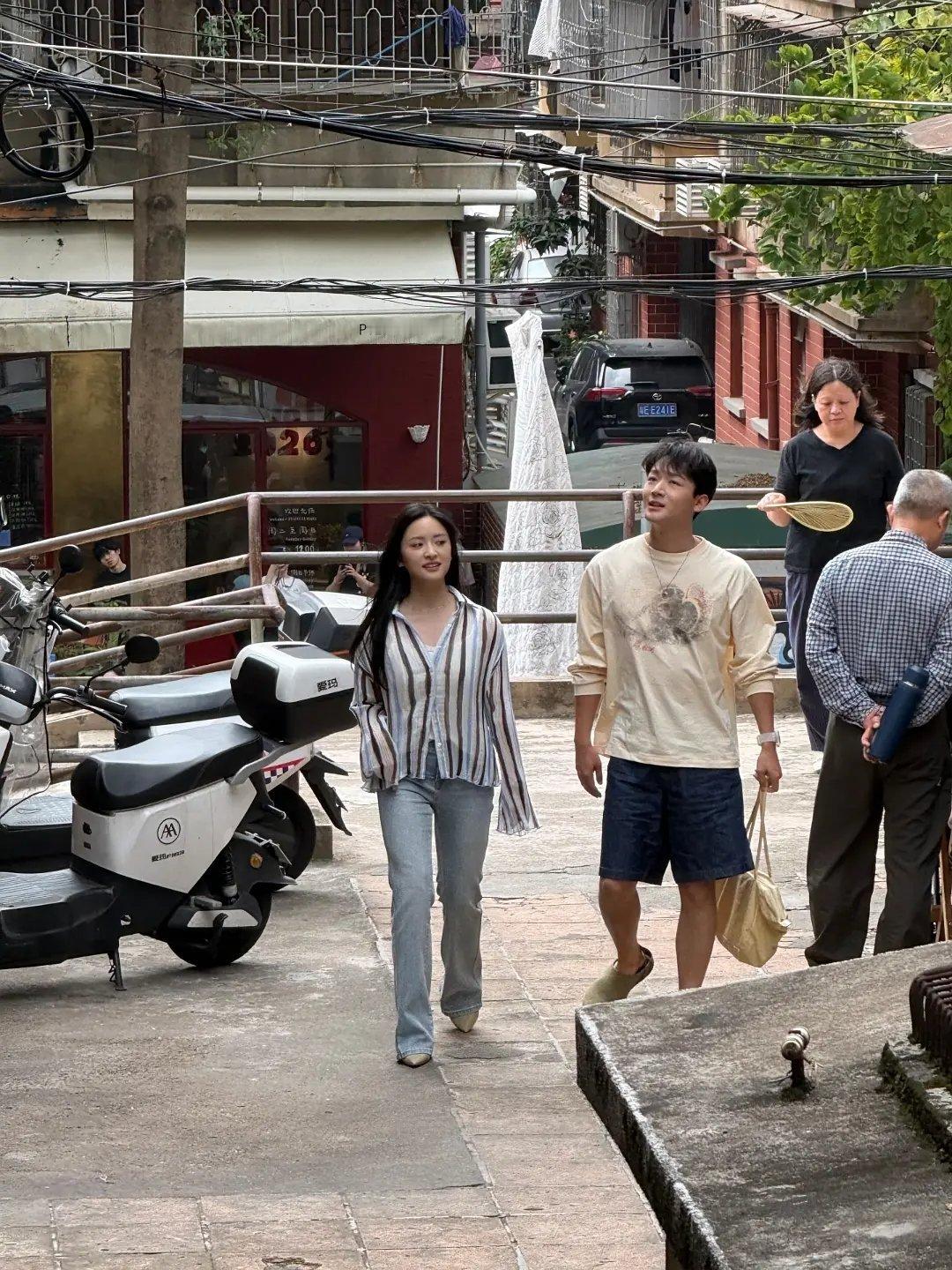 请问这是素人吗？好没有气质的明星…… 