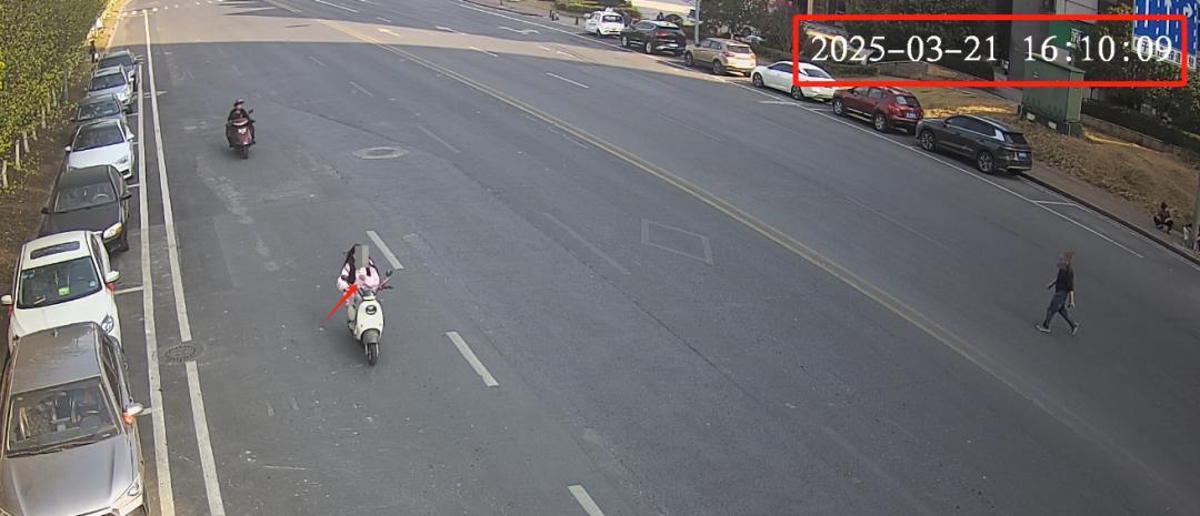 一女子骑行一头撞上大货车尾部。
平坦、宽敞、车辆也很少的公路上，一辆大货车打着双