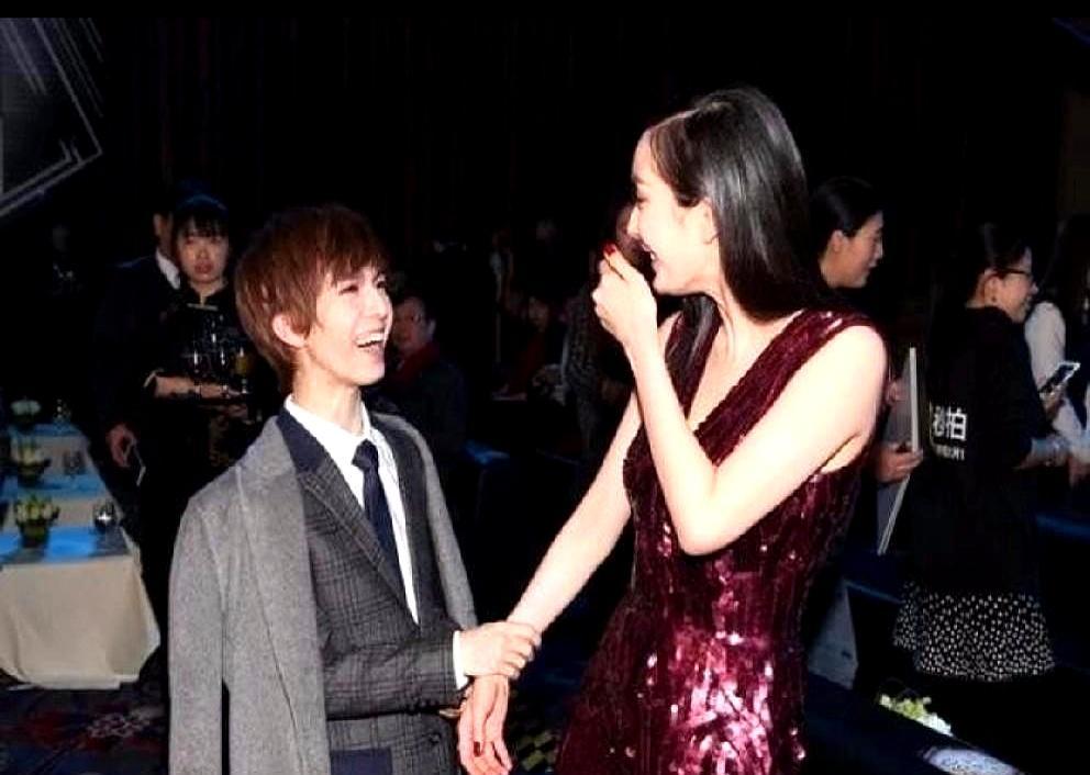 现在网友凑CP的脑洞，已经离谱到没边了。
 
有人吐槽周冬雨某个造型不好看，
 