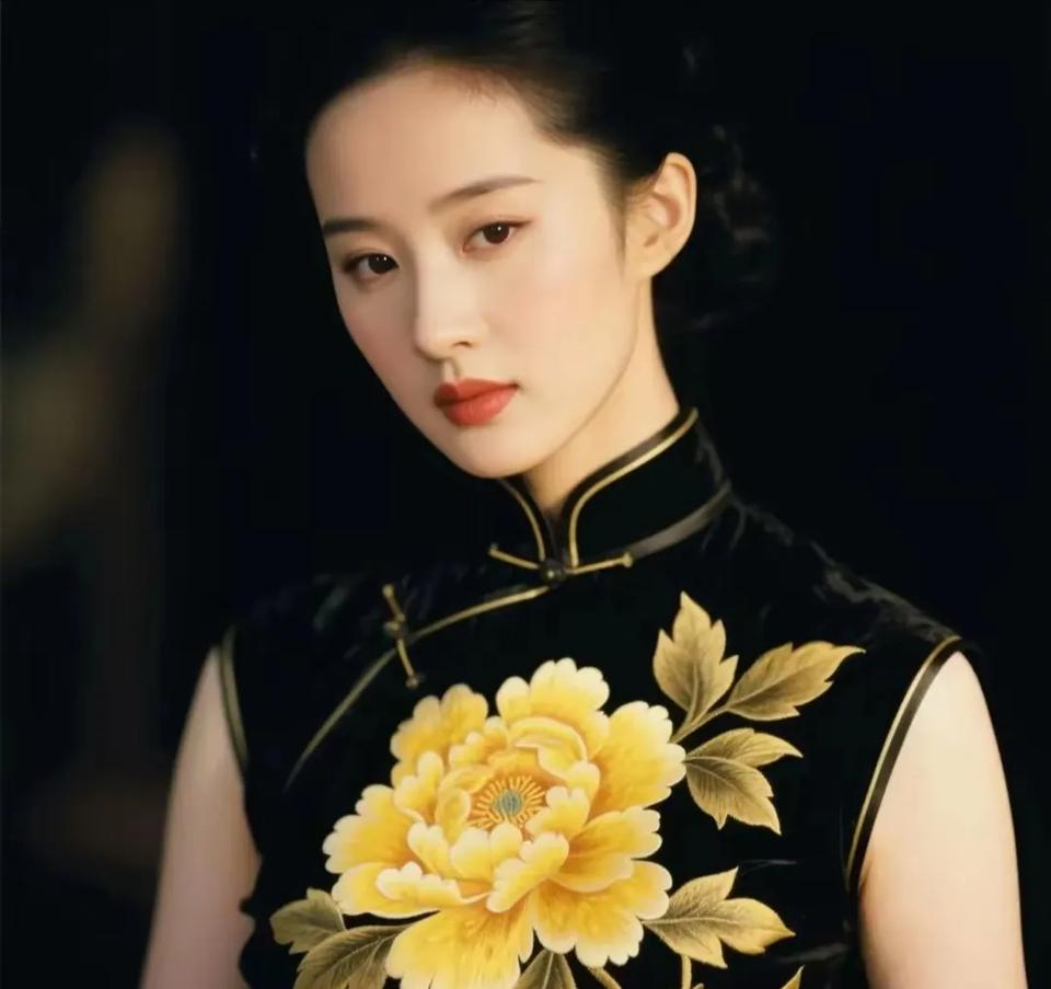 刘亦菲一袭黑底黄牡丹旗袍惊艳亮相！金丝牡丹灼灼绽于暗夜绸缎，她莲步轻移间，东方韵