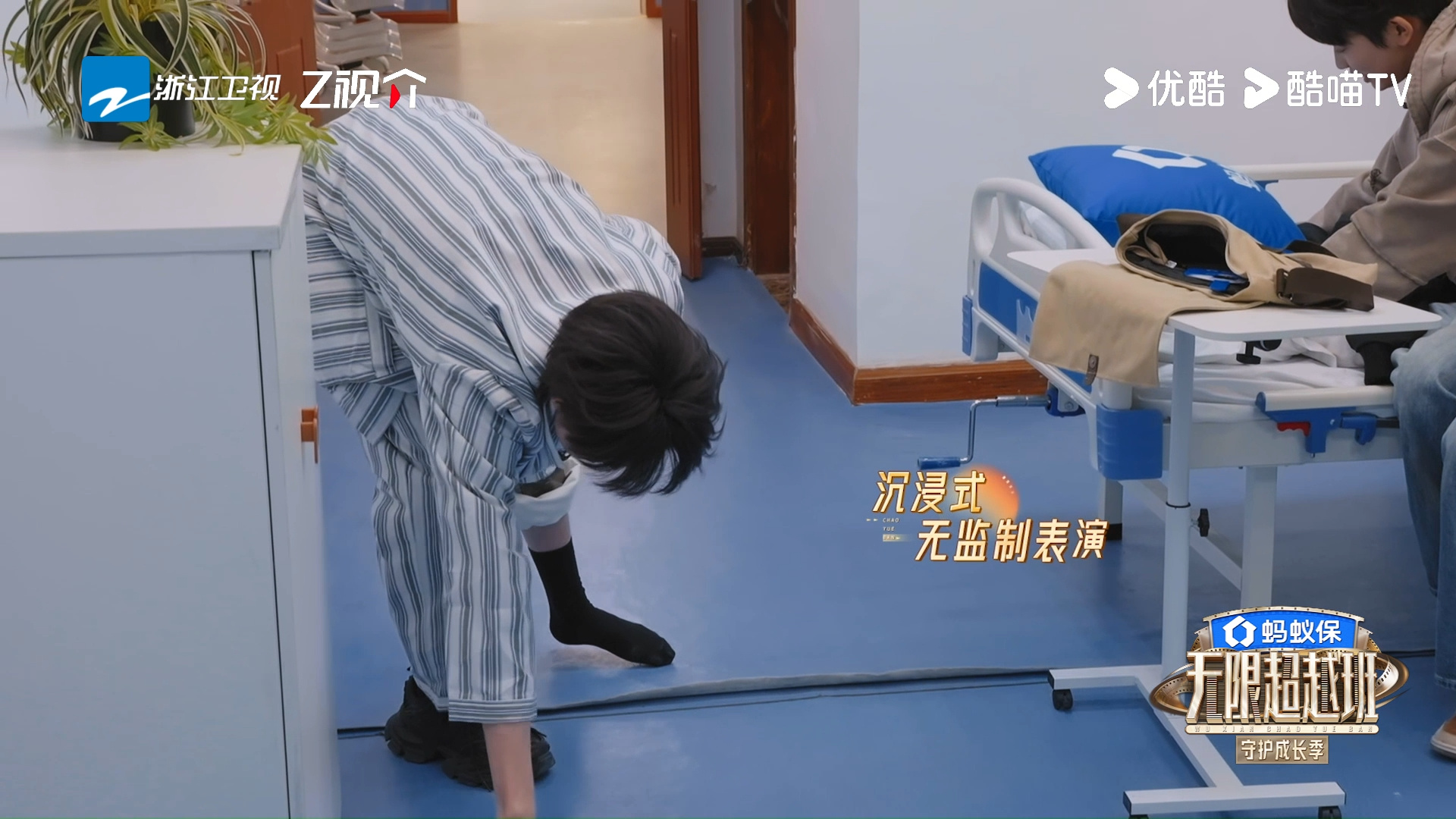 黄朔把独脚戏进行到底无限超越班一条腿，撑起一场完整的试镜。摔倒不是失误，是角色的