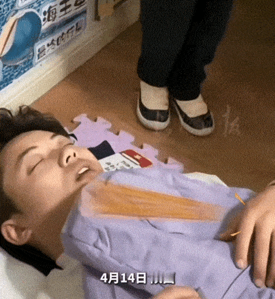 午休“角色互换”：幼儿园里的温情“叫醒服务”

4月17日，陕西西安一所幼儿园里