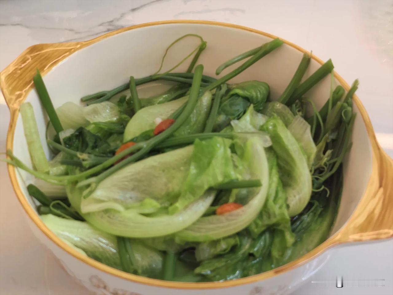 今天的午餐，是我张罗的，打开冰箱，没有多少青菜，只有少许的南瓜藤和生菜，还有五花
