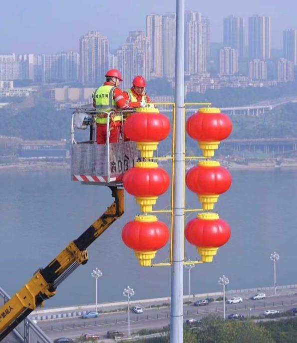 【重庆换上新年皮肤了 ！】为营造喜庆祥和、温馨团圆的节日氛围，近日，重庆市城市照