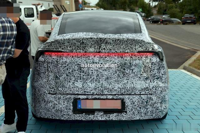 特斯拉Model Y L实车图来了！重点全划好了尺寸加码：轴距3040mm（比现