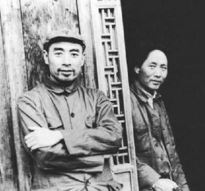 遵义会议后，博古把权力交给了张闻天，这个交权的过程表面上很简单，但实际上却很复杂