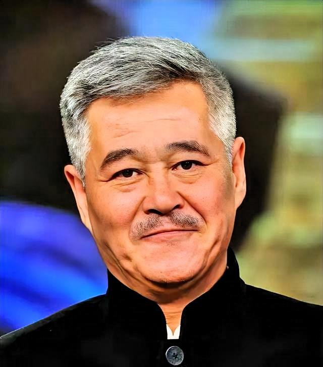 十个亿也请不动赵本山了。
女儿球球直播亲口证实：一千万、一个亿都没用，老爷子就俩