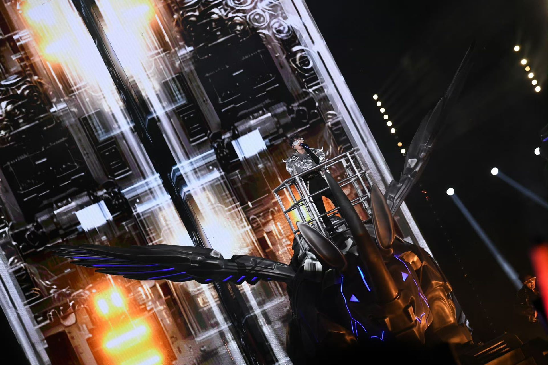 周深携巨型仿生兽来广州了五月天给周深送花篮 巨型仿生兽震撼登场，五月天花篮暖心应