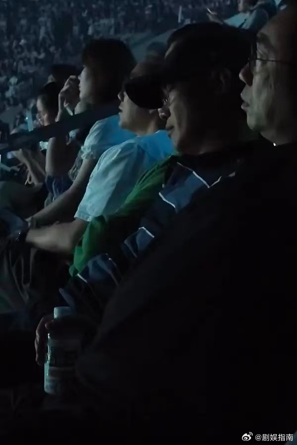 陈奕迅看单依纯演唱会睡着了陈奕迅看单依纯演唱会疑似睡着了 陈奕迅看单依纯演唱会疑