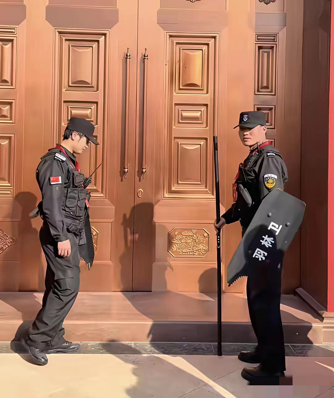 在刘强东的老家光明村这里，老家大门口，都整上了高规格的安保了，安保人员手持警棍和