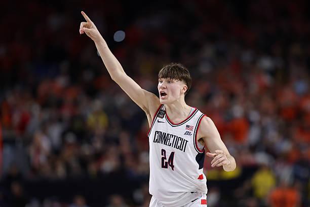 在此前的NCAA四强赛中，全美第7号种子康涅狄格大学以71比62战胜了全美第13
