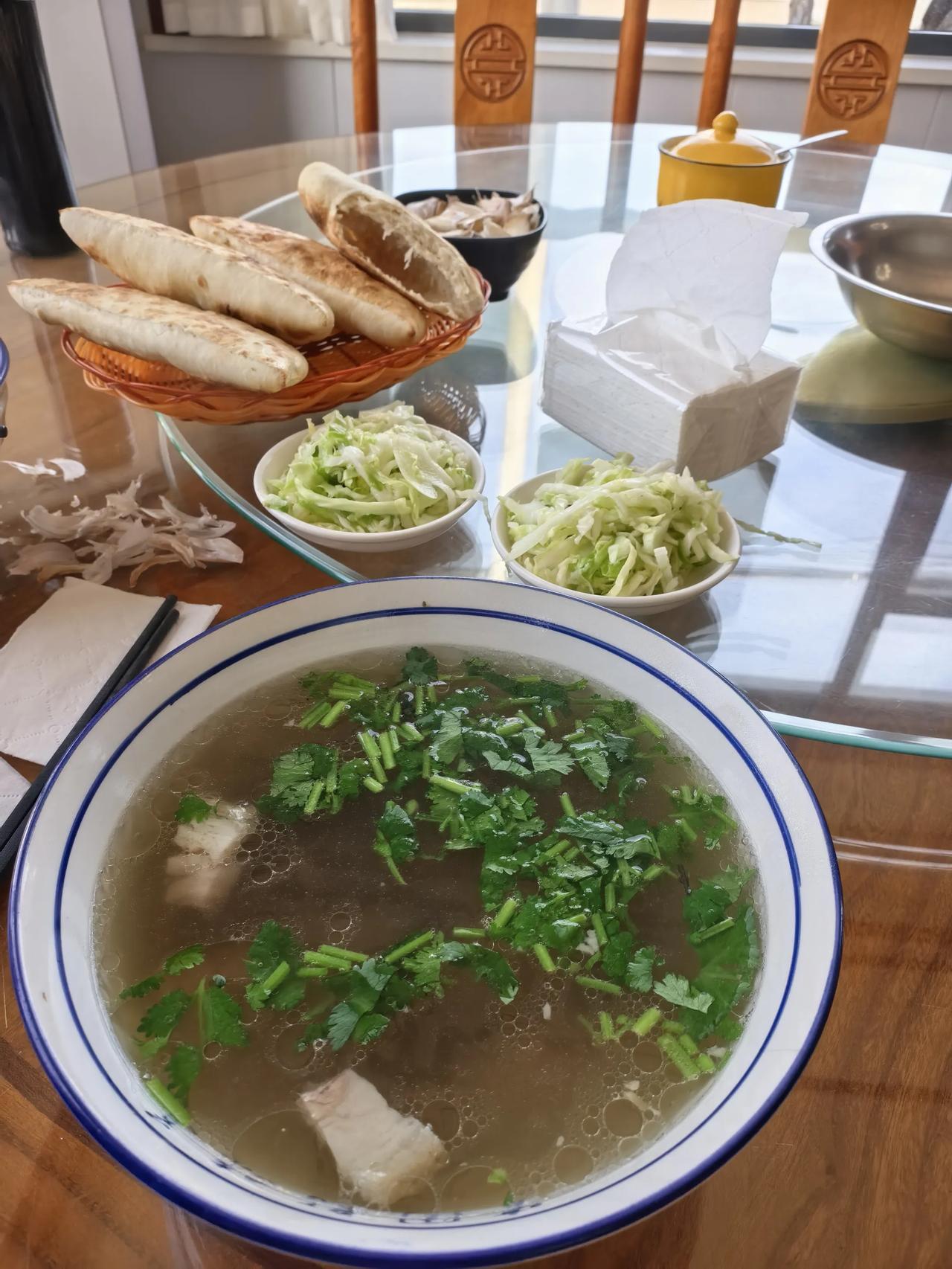 渭北羊肉界澄县羊肉名气应该最响，在西安也有名气。今天从韩城驱车来澄县品尝，走京昆