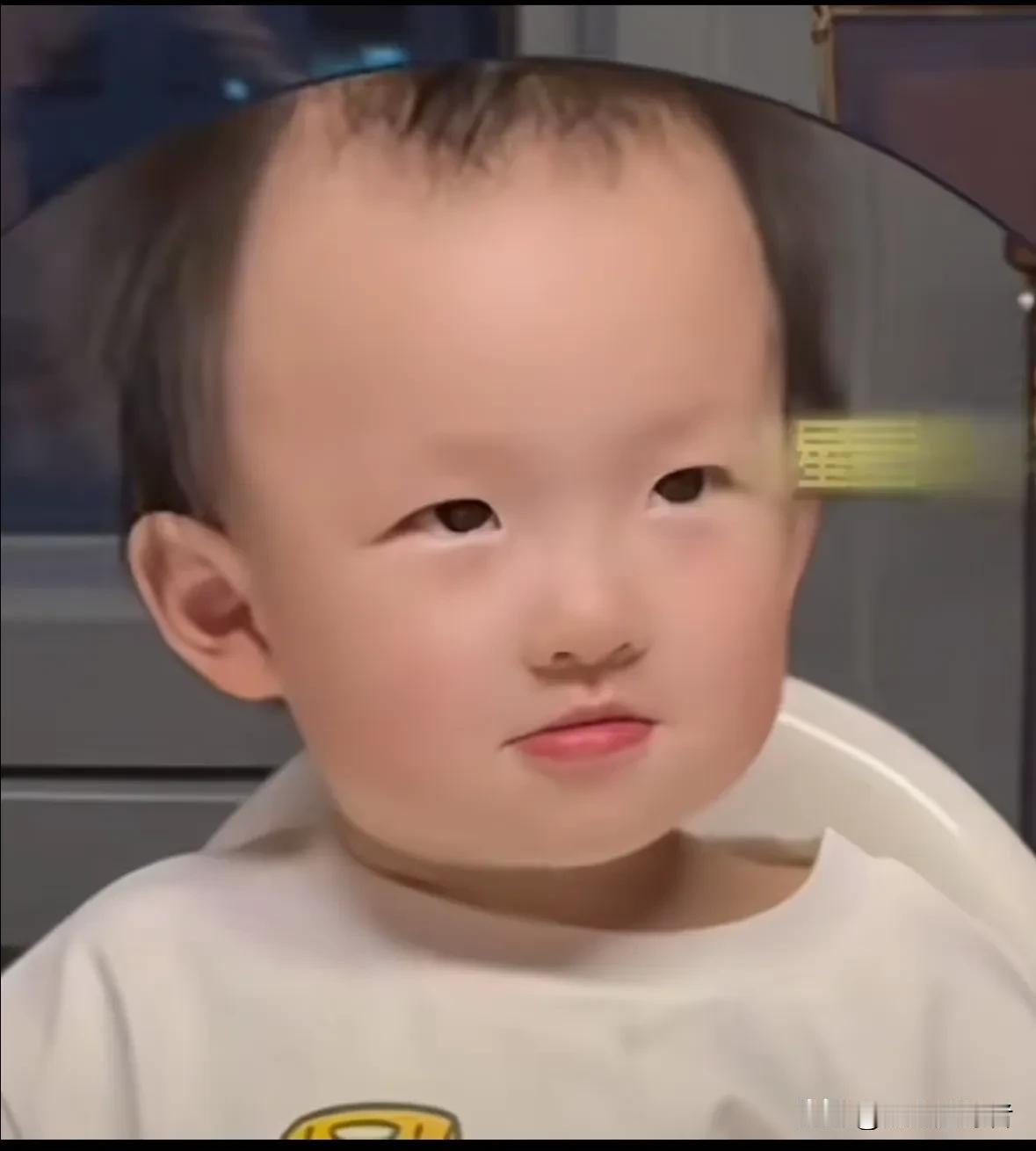 今晚，黄一鸣更新带闪闪去动物园的视频。在视频里，其中的一段是吃烤肉的。帮她们烤肉