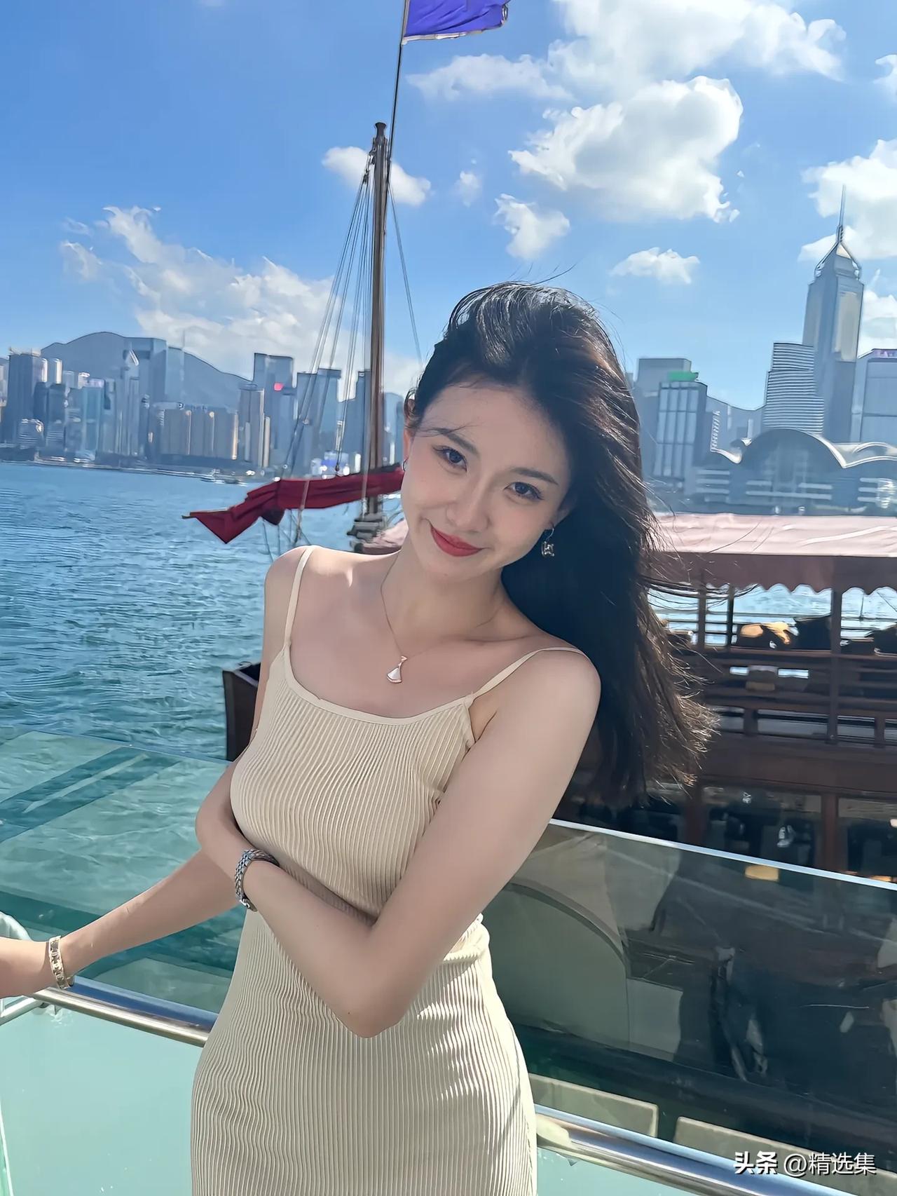 阳光下的迷人微笑，与城市天际线相伴的美好瞬间。