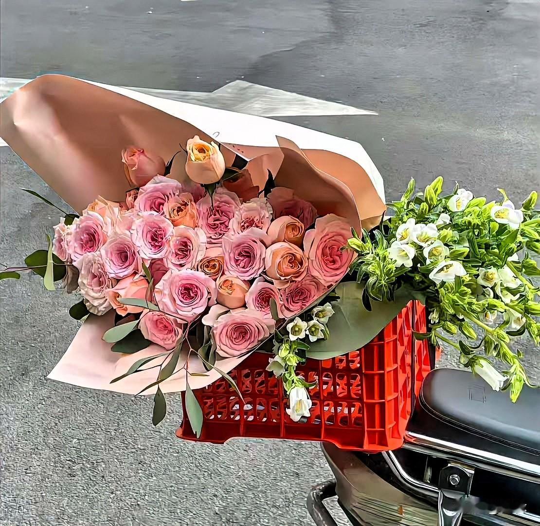 我自己喜欢的东西，
不会问别人好不好看，
内心喜欢远胜外界的眼光，
我的快乐就是