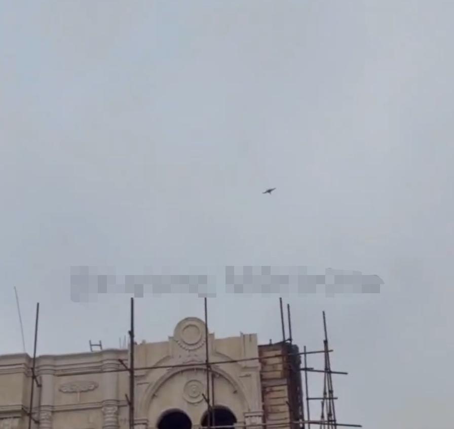 一架美国F/A-18“超级大黄蜂”战斗机在伊朗恰巴哈尔附近遭遇一枚防空导弹。视频