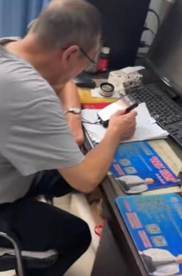 连云港男子中秋去医院拍CT，撞见医生上班下棋，问话不抬头只说好了，投诉后工作人员