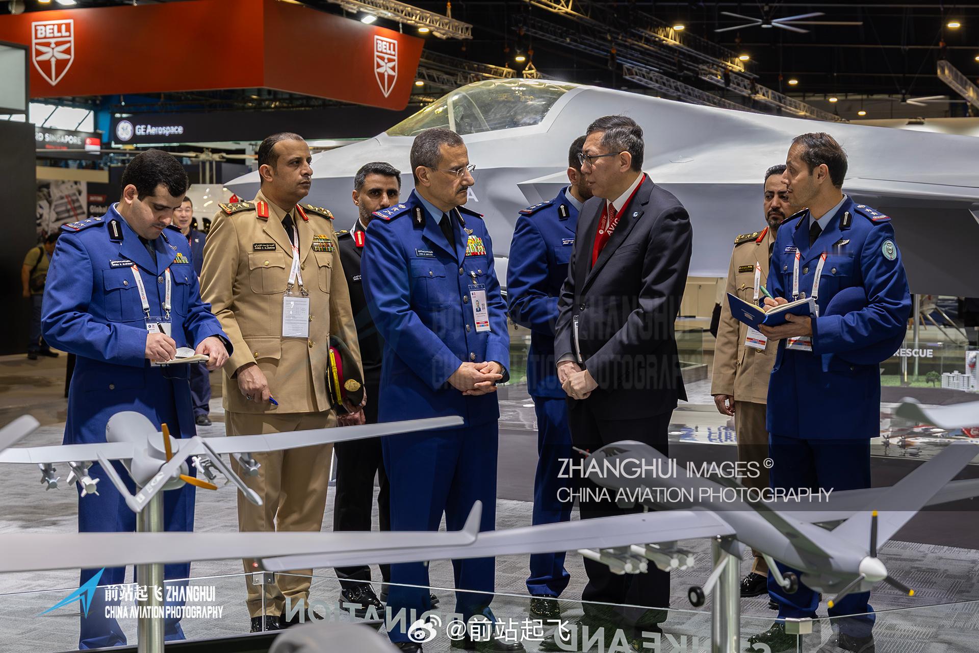 沙特空军总司令图尔基·本·班达尔·本·阿卜杜勒阿齐兹·阿勒沙特中将访问中航技展台