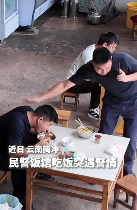 云南腾冲，两位民警因到社区开展工作错过饭点，便来到街边常吃的餐馆吃米线，可吃到一