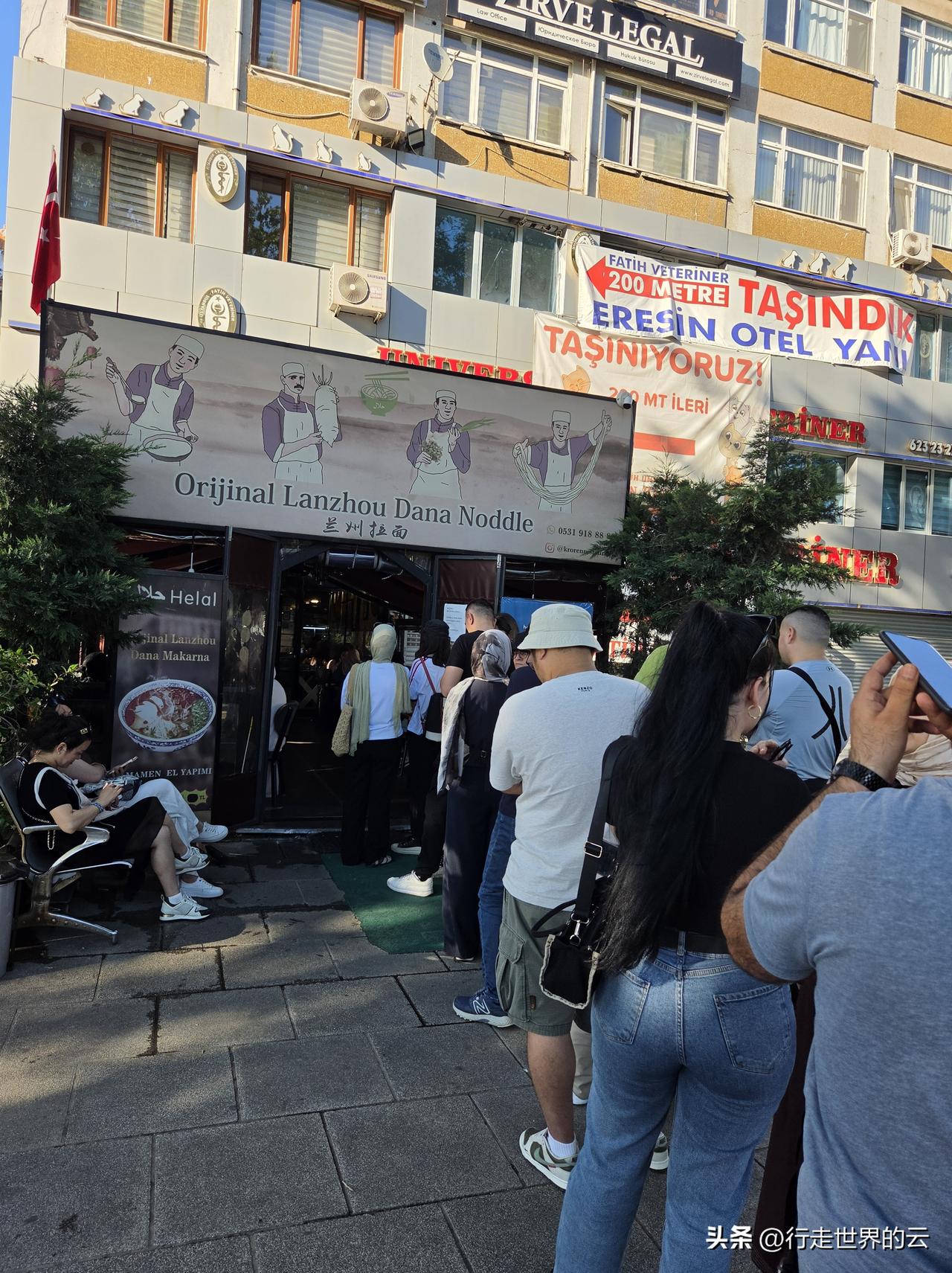 这家餐馆的生意火爆，每次来都要排20分钟队，他们也很人性化服务，会安排厨房炸春卷