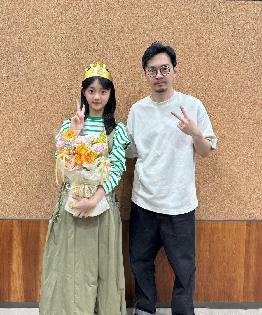 莫离青霜的演员才15岁白鹿叶璃第二人格是15岁童星演的 我真的会谢，看弹幕说青霜