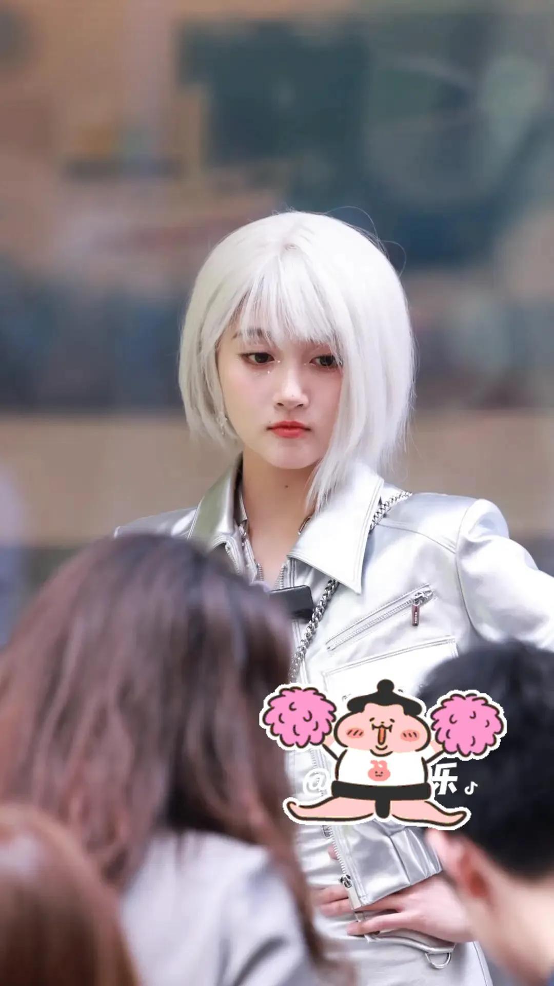 关晓彤真适合银发，有一种二次元少女的美感！小表情是亮点，让她整个人有一种卡哇伊的