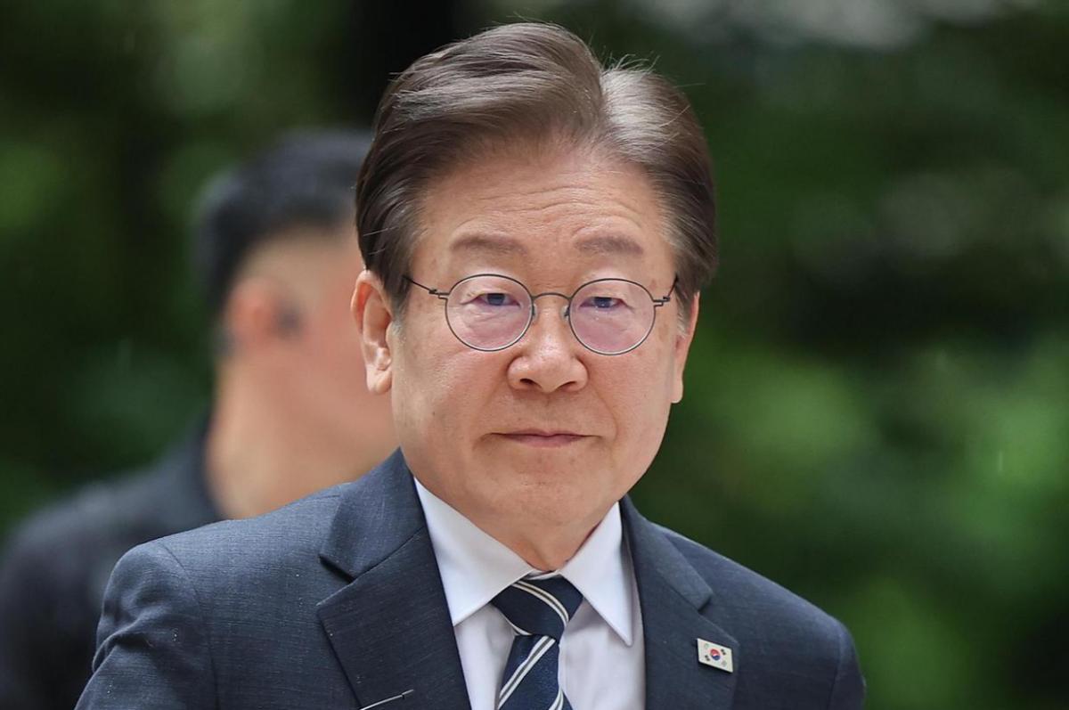 登上赴京专机前，李在明先送2句话，王毅挂断电话，统一最强音发出。李在明访华前夕公