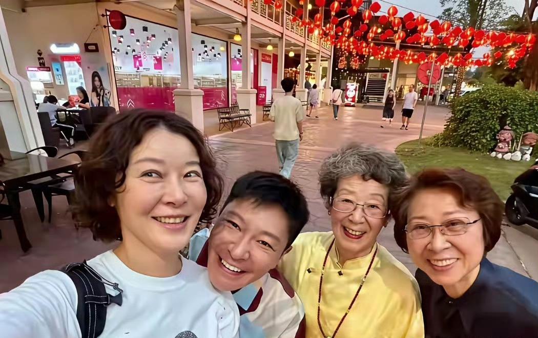 柯蓝：颖子，你看这泰国年味儿挺浓啊，没想到咱俩在这儿过年，还赶上这么一出回忆杀。