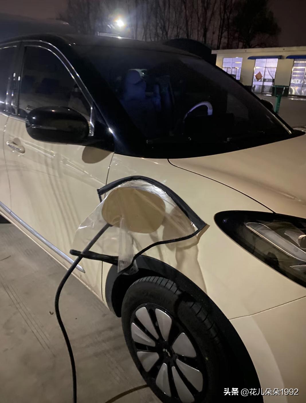 有条件的还是遮挡一下的好，很多人都说充电口是防水的，说的没错，是防水的，可是，插