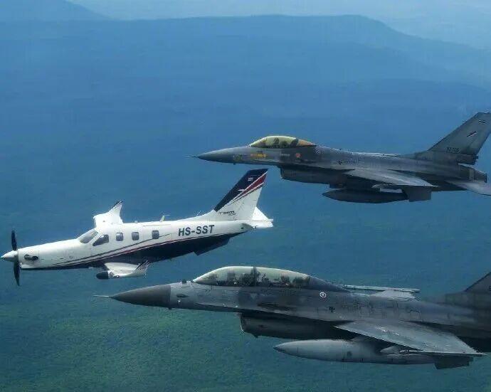 泰国总理阿努廷自驾法国产索卡达Socata TBM 930单发涡桨飞机，飞抵位于