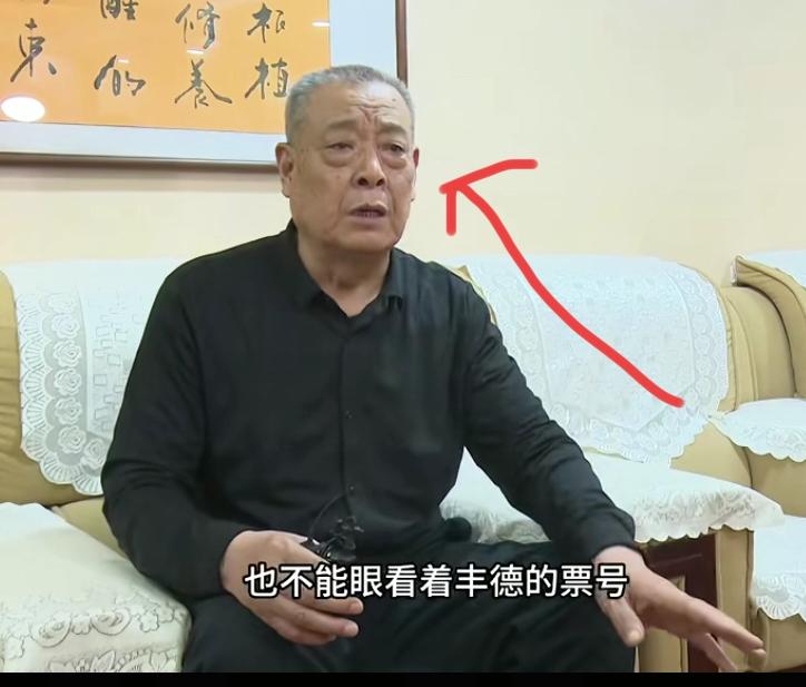 张治中离开了，
网友们又挖出了一个值得深思的细节。
他在98版水浒传中饰演晁盖，